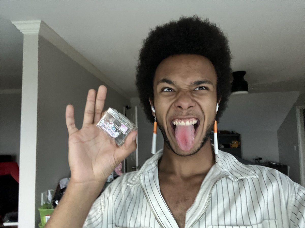 qwertanator's tweet photo. i found my old cigarette lightwr 👀👀👀 https://t.co/CNZvWPpYRd