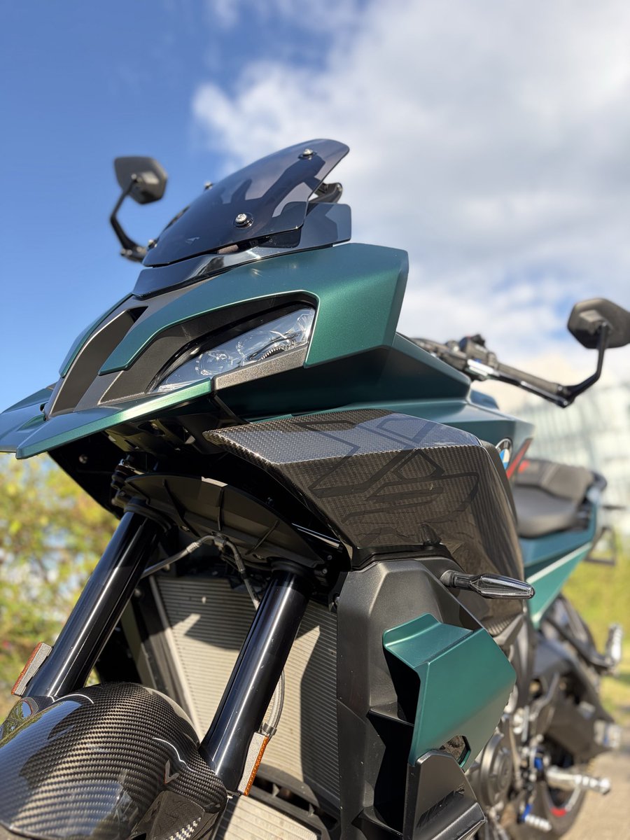 MotorradTokyo_B's tweet photo. 国内20台限定のM1000XR、ご縁があり来週まで展示しております🙌
屋内外で表情が変わるAureliusGreen❣️
S1000XRは試乗車もございます。快適なポジションでBMWの並列四気筒を体感してみましょう😆✨
#M1000XR
#S1000XR
#駆けぬける歓び
#MakeLifeARide
#ご試乗お待ちしております https://t.co/rzgP7PknZR