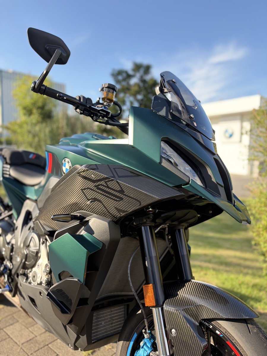 MotorradTokyo_B's tweet photo. 国内20台限定のM1000XR、ご縁があり来週まで展示しております🙌
屋内外で表情が変わるAureliusGreen❣️
S1000XRは試乗車もございます。快適なポジションでBMWの並列四気筒を体感してみましょう😆✨
#M1000XR
#S1000XR
#駆けぬける歓び
#MakeLifeARide
#ご試乗お待ちしております https://t.co/rzgP7PknZR