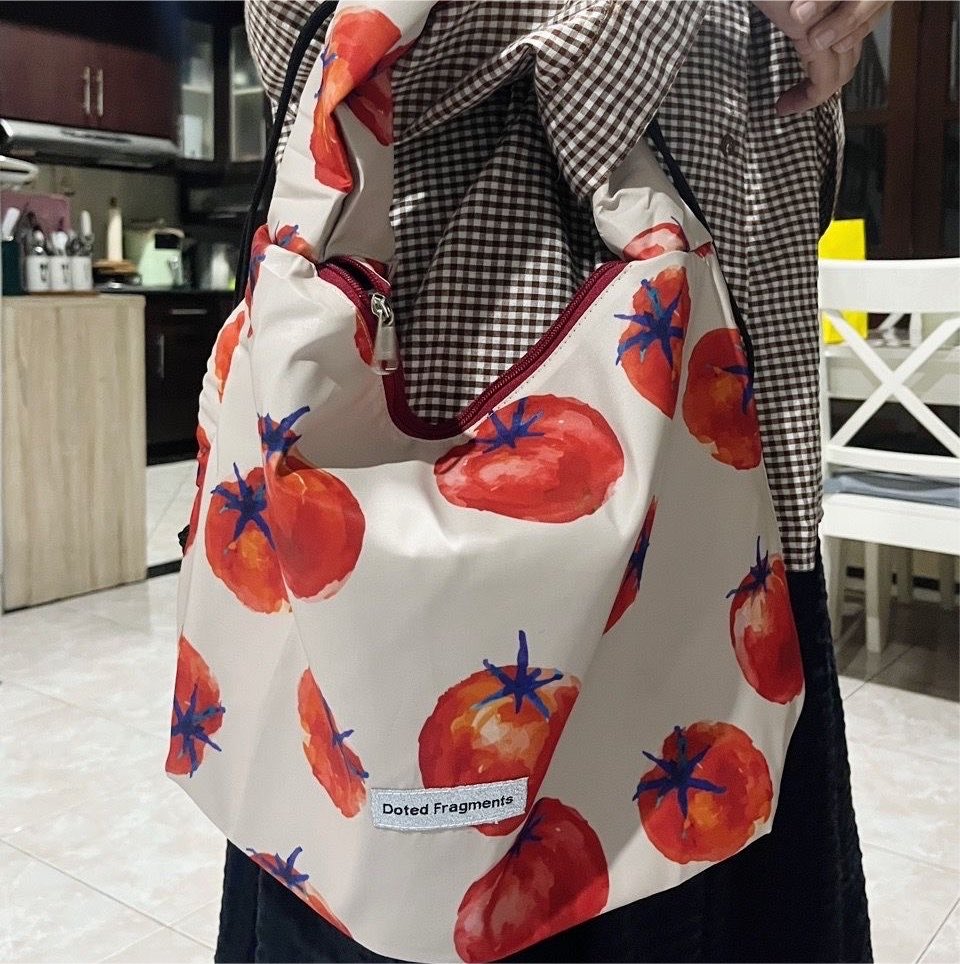 flowerrosessis's tweet photo. INI JUGA LUCU BANGETT TAS TOMAT😭😭 bisa jadi sling or shoulder bag lagii https://t.co/x6lexPrdT8