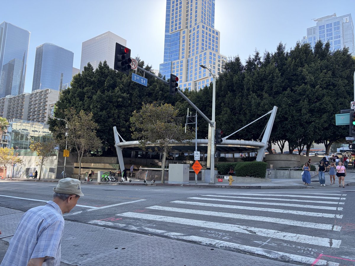 hiro10_hero's tweet photo. 【アメリカ🇺🇸 ロサンゼルス】
規模がデカすぎー！！
オオタニさーん！
大谷さーん！ https://t.co/GIgg0ORFQZ