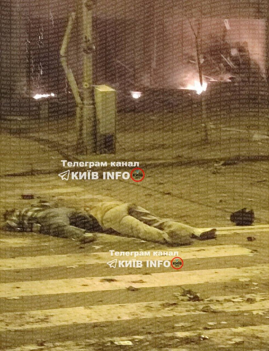 insider_der's tweet photo. 🇷🇺⚡️🇺🇦 ⚠️ Civilians can be seen lying dead on the streets of Kyiv because they didn't reach a shelter before Russian Iskander-M/Zircon missiles struck the capital.

At least 3 civilians have been killed and 10 injured as a result of tonight's attack. https://t.co/fD70qPdM5g