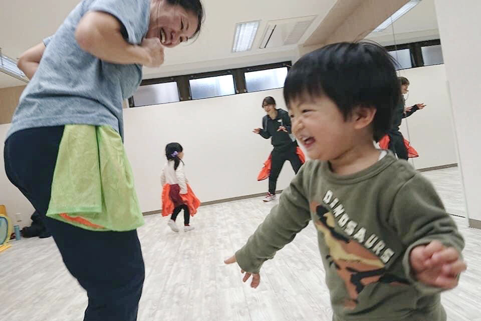 place_jin's tweet photo. 【place JIN体操教室】
かわいい2・3歳児クラス💕
初めはなかなかママから離れられない子も楽しくて仕方ない😆
「できた！」が楽しさに「できる！！」につながる体操教室🎶🤸‍♀️毎週木曜・金曜place JINのB1Fにて開催🤸‍♂️
詳細やお問合せ・お申込はこちら✨
https://t.co/FflJUvGbUc

#幼児 #無料体験 https://t.co/RCqLegV0nX