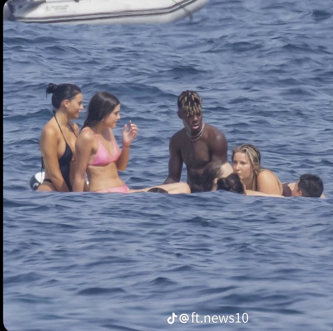 Ratioxdelratiox's tweet photo. Lo de Nico Williams que demonios es tu q ese tio tenía pareja formal de hace tiempo eh, la vida de los futbolistas es envidiable https://t.co/EATpMbdKOK