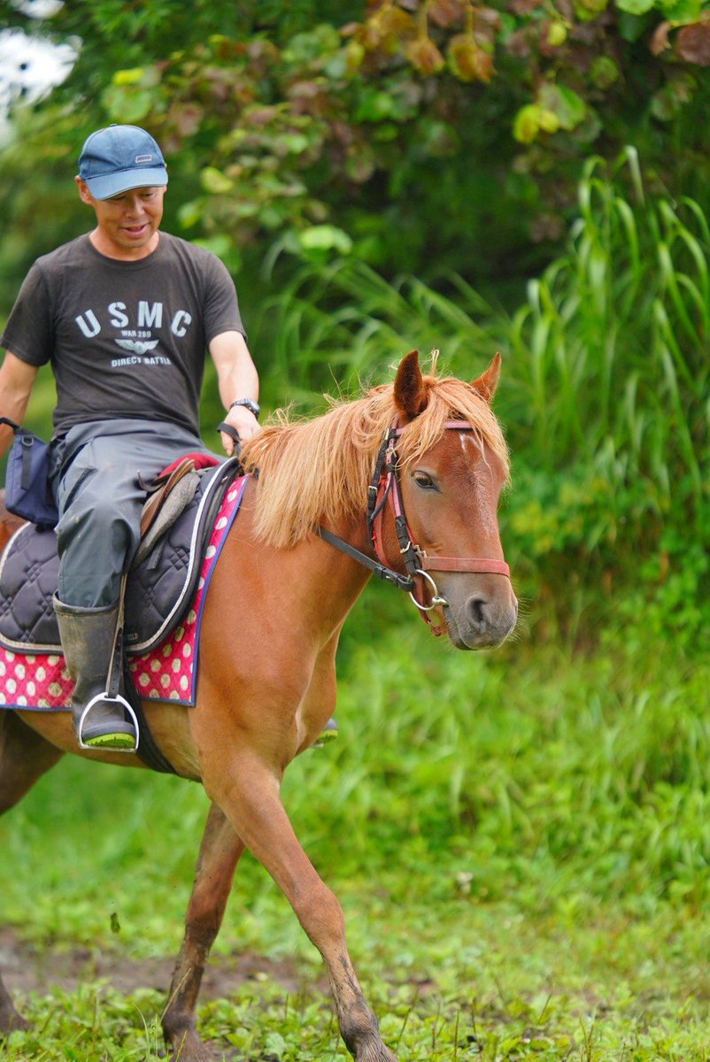 horseparkyushun's tweet photo. 昨日は東京からカメラマンのHAGIWORKSさんが遊駿に来てくれました！
みてみて、素敵な写真！マロンと場長📸

次は良い天候でお迎えできるよう祈ってます！

#登別　#乗馬　#マロン https://t.co/DqrzqkJTjY