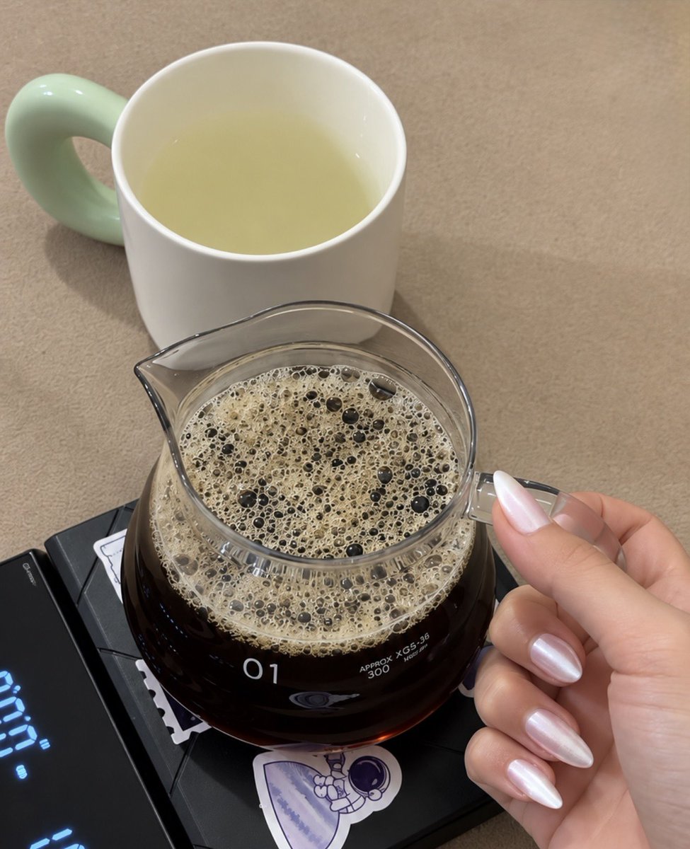 7rlir's tweet photo. 💅🏻 🙇🏻‍♀️✨☕️. https://t.co/wfsiOVqk1Y