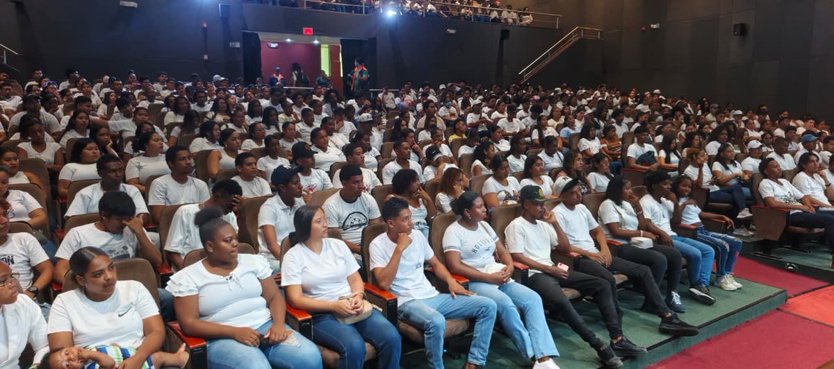 Riesgos_Ec's tweet photo. 📍#Esmeraldas

La secretaria nacional de Gestión de Riesgos, @CaroLozanoHaro , participó en la capacitación a 300 jóvenes del programa Jóvenes en Acción sobre el Plan Familiar de Emergencias, fortaleciendo una cultura de prevención en sus comunidades.

#GobiernoDelEcuador https://t.co/rvPbEJUNAh