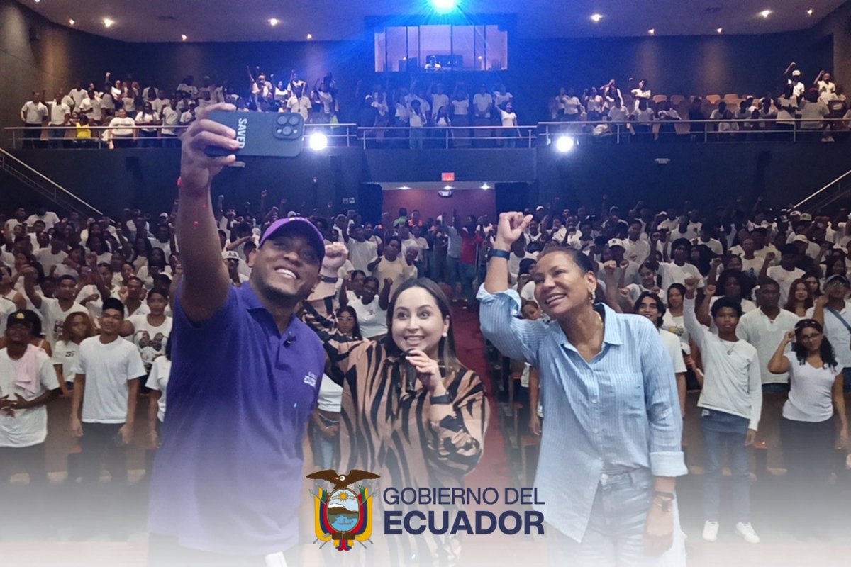 Riesgos_Ec's tweet photo. 📍#Esmeraldas

La secretaria nacional de Gestión de Riesgos, @CaroLozanoHaro , participó en la capacitación a 300 jóvenes del programa Jóvenes en Acción sobre el Plan Familiar de Emergencias, fortaleciendo una cultura de prevención en sus comunidades.

#GobiernoDelEcuador https://t.co/rvPbEJUNAh