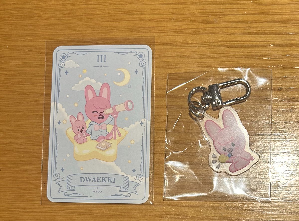 3ra3ra_sarah's tweet photo. Stray Kids straykids スキズ STAY BIRTHDAY CAFE skzoo カフェ 特典 cardトレカ キーホルダー 交換

【譲】
🐖🐇 トェッキ

【求】
🐺　ウルフチャン

郵送または
8/1、8/2会場手渡し可
国立、名古屋も可🙇‍♀️ https://t.co/XgBe111g7g
