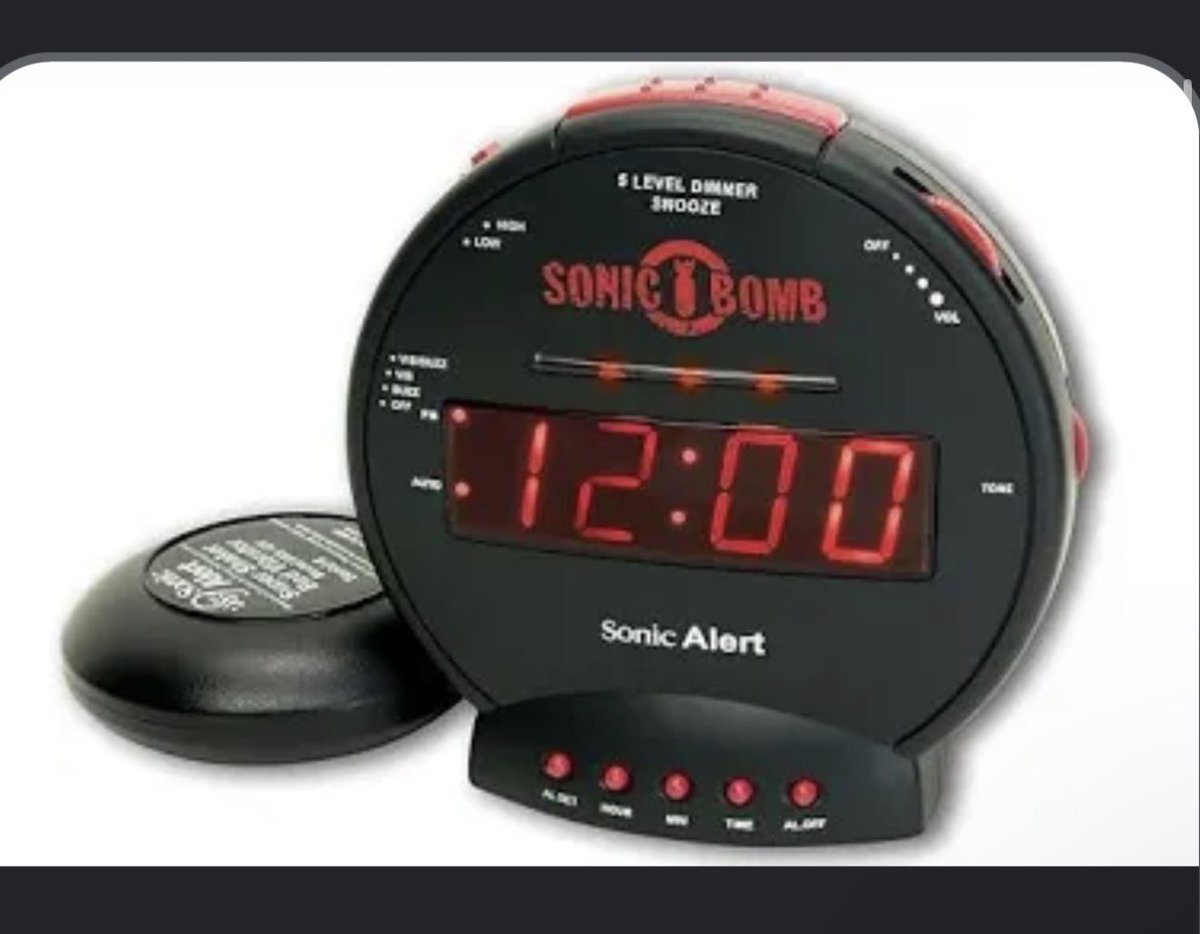 IRal___'s tweet photo. Sonic bomb 
اولاً توقيتها صعب  
ثانيًا ما تقدرين توقفين المنبه ابدًا حتى لو صحيتي
 ثالثًا لو حركتيها بقوه او انفصل الكهرب يخرب التوقيت وتعيدين من اول وجديد 
رابعًا فكرتها اصلاً ان القطعه المشبوكه فيها تهز بقوه تحت المخده ( تخلف العقل )
خامسًا يتوقت فيها منبهين فقط 
صفر/عشره https://t.co/FDcvJd0lIv