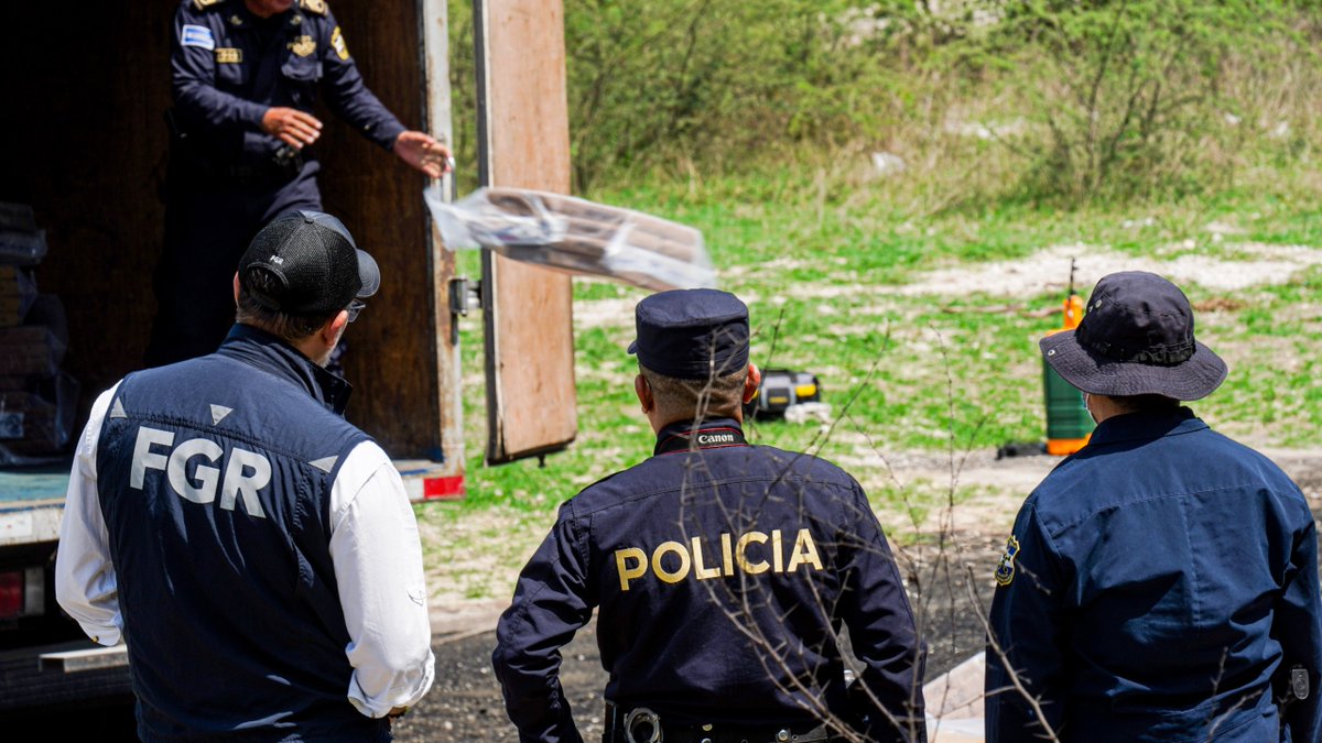 FGR_SV's tweet photo. #Narcotráfico | Luego de realizar el respectivo análisis pericial, verificar el peso y el tipo de droga, la @FGR_SV en coordinación con la @PNCSV procedieron a la destrucción de 6,642 kilos de cocaína.

La droga fue decomisada a seis extranjeros el pasado mes de junio en aguas territoriales y tiene un valor económico de $166,979,880.00.

Los involucrados, quienes ya cumplen prisión provisional por este caso, son:
🇪🇨Los ecuatorianos:
Javier Steven Vélez Mendoza
Kevin Antonio Franco Bonilla
Kevin Antonio Franco Bonilla

🇨🇴Los colombianos:
Roger Caicedo Quiñónez, 
Diego Ricardo Cuero Micolta
Remberto Iturbide Jacome

La incineración de esta droga se ejecutó según mandato judicial.