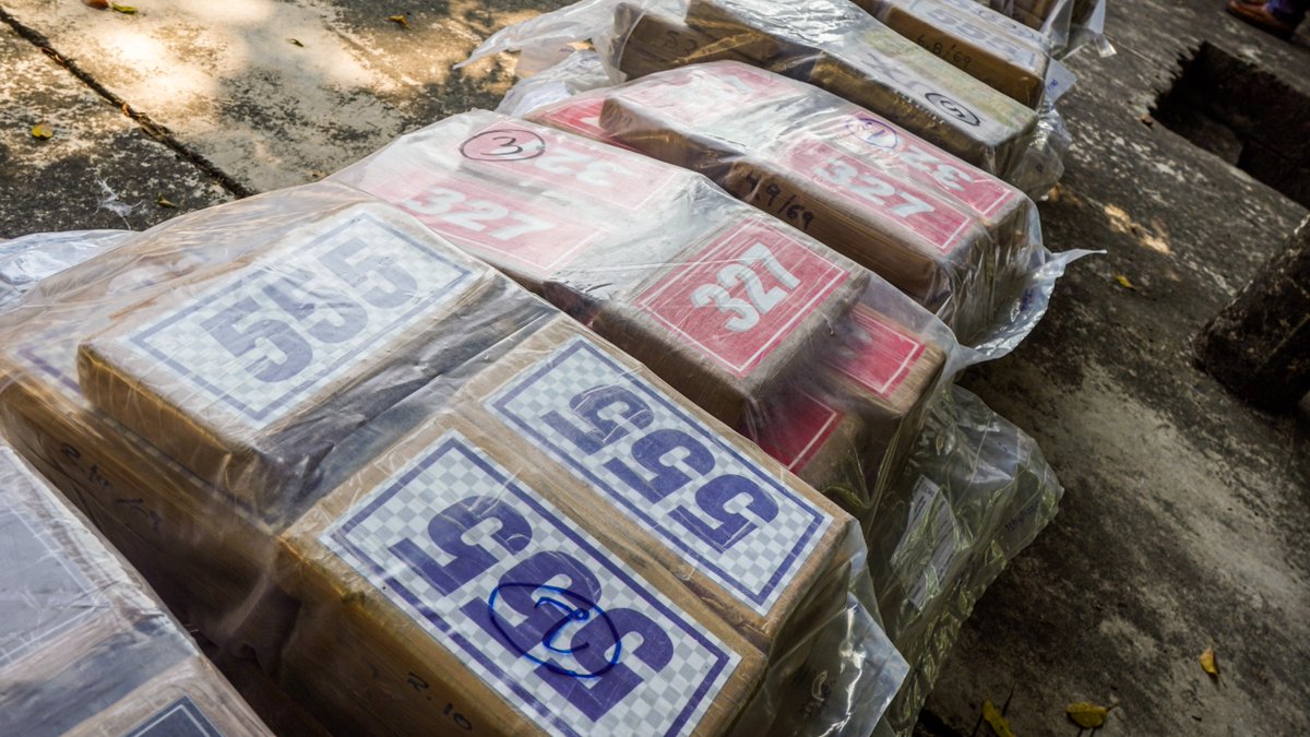 FGR_SV's tweet photo. #Narcotráfico | Luego de realizar el respectivo análisis pericial, verificar el peso y el tipo de droga, la @FGR_SV en coordinación con la @PNCSV procedieron a la destrucción de 6,642 kilos de cocaína.

La droga fue decomisada a seis extranjeros el pasado mes de junio en aguas territoriales y tiene un valor económico de $166,979,880.00.

Los involucrados, quienes ya cumplen prisión provisional por este caso, son:
🇪🇨Los ecuatorianos:
Javier Steven Vélez Mendoza
Kevin Antonio Franco Bonilla
Kevin Antonio Franco Bonilla

🇨🇴Los colombianos:
Roger Caicedo Quiñónez, 
Diego Ricardo Cuero Micolta
Remberto Iturbide Jacome

La incineración de esta droga se ejecutó según mandato judicial.