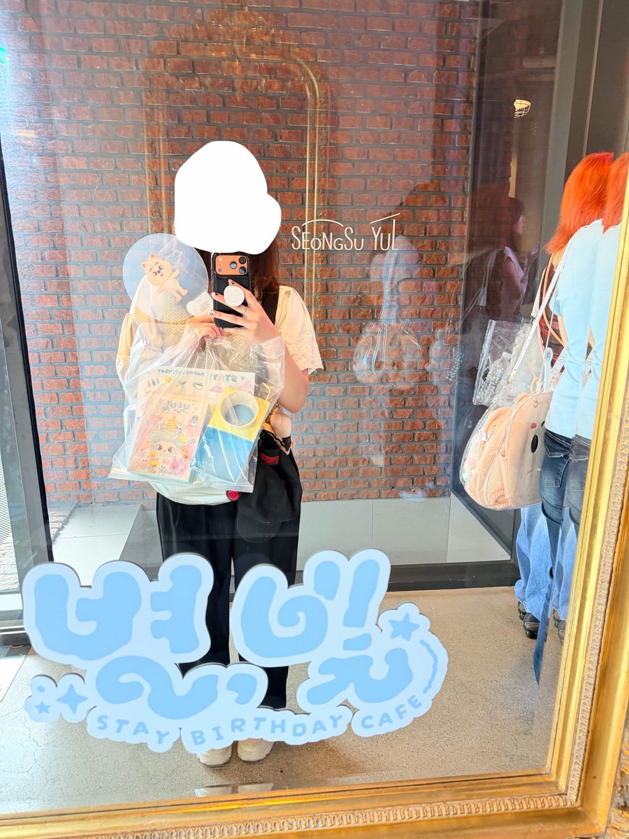 tomi25w's tweet photo. STAYのセンカフェも朝一番に行ってきて最高！！！！2F上がっての“STAY”に普通に泣いた😭♡

早く入った分Photo撮れんくて残念やけど幸せいっぱいのあったか空間でケーキ甘くて美味しくて😂
ドリンクはビニさんのスモモエード！これおすすめ🔥
お店の人STAYのバッグみてうちわ選んでくれたの感謝💖 https://t.co/LJZQamV4y5