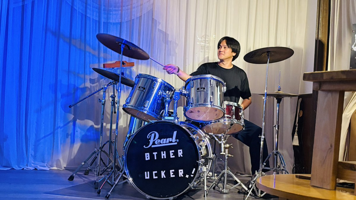 oomiasaka's tweet photo. Dream Stage 純華に、ドラムがやってきました！🥹🌟🌹✨
🥁お客様も叩いて頂けますよ！🥁
私も母も挑戦してみました。笑
難しいですが、楽しい！✨！
カラオケだけではなく、演奏も楽しみましょう🤗🥁🎸

 【Dream Stage 純華】
〒649-6256 和歌山県岩出市金池420-3
☎️0736-67-8577 🅿️駐車場40台完備 https://t.co/PurBp8GQ6u