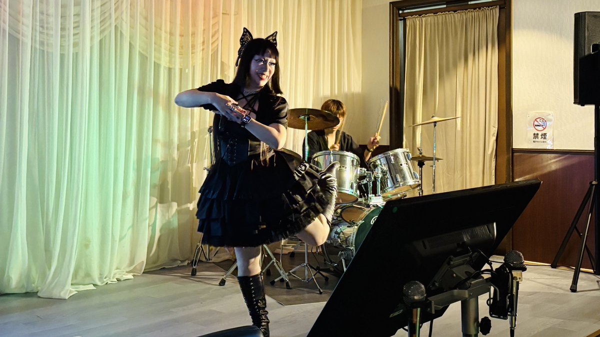 oomiasaka's tweet photo. Dream Stage 純華に、ドラムがやってきました！🥹🌟🌹✨
🥁お客様も叩いて頂けますよ！🥁
私も母も挑戦してみました。笑
難しいですが、楽しい！✨！
カラオケだけではなく、演奏も楽しみましょう🤗🥁🎸

 【Dream Stage 純華】
〒649-6256 和歌山県岩出市金池420-3
☎️0736-67-8577 🅿️駐車場40台完備 https://t.co/PurBp8GQ6u