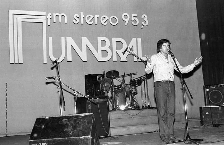 RadioUmbral's tweet photo. 31 julio 2006 de regreso de un recital de Quilapayún,el locutor de Radio Umbral, PEDRO HENRIQUEZ es atacado por un grupo de civiles no identificados
A consecuencia de dicho ataque muere el 20 de diciembre de ese  año
La justicia nunca encontró a los responsables
Siempre Presente https://t.co/3zDBC7ZfDb