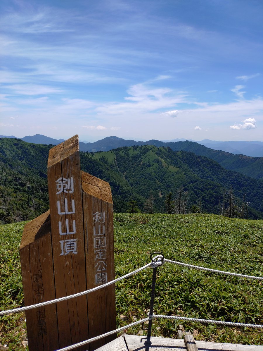 fukukubo's tweet photo. 徳島の剣山山頂はとてもスカッと気持のよい場所でした。劔神社の本宮がありました。
#剣山　#神社仏閣巡り　#山頂 https://t.co/aWbXEZZAJO