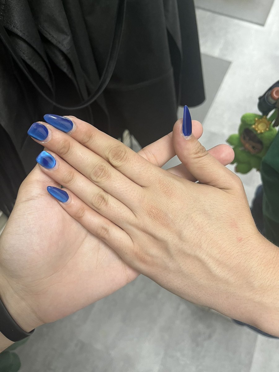 leonstrap's tweet photo. can anyone tell me why 2 of @m3wissa nails are shorter than the others???? #curious https://t.co/shm725Dzdm