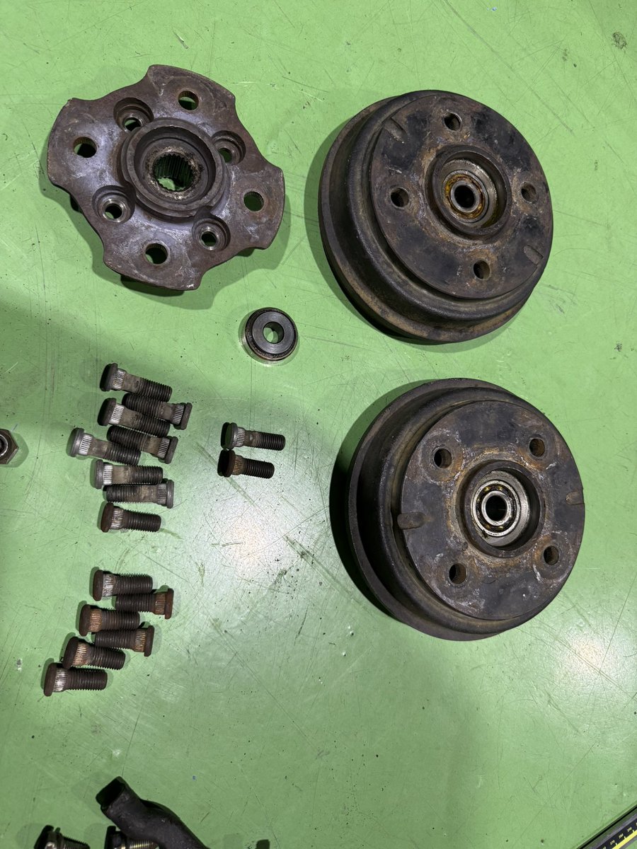 104miku's tweet photo. ミラ
6j~ 呑ませるために面研+ ハブ径加工
F 3mm研磨 +ハブ 66π→60π
R 5mm研磨 + 66π→63π

ホイール流用の可能性と
J数の、自由度増えた

#山春板金 https://t.co/MnZehfEzpP