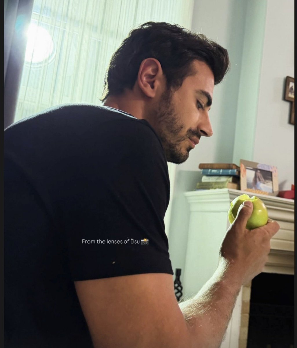 Najlaeeeeeee's tweet photo. Amin eats the breakfast that Atish prepared for Marjan after discovering that she was pregnant.  😭😭😭 
#arafta #MerTeş https://t.co/GnzIw0LQMF