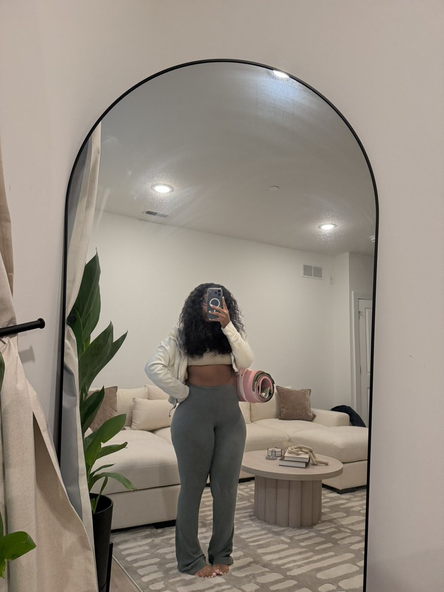 JadaArion's tweet photo. where ya Pilates class at ma? https://t.co/hmvMzzumzL
