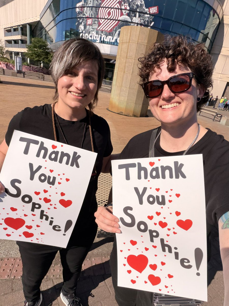 HeidiBriones's tweet photo. Out here in the heat at the Moda Center supporting @sophaller! https://t.co/O9HmxbOdQK