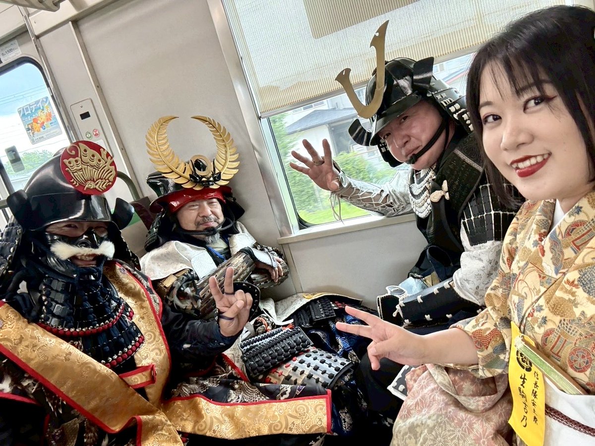 azuchi_nobutaka's tweet photo. 明日、8/2(日)14:31〜
観光列車「はなあかり 」
近江八幡〜草津駅間“武将おもてなし”に
信長隊安土衆が参加つかまつる。

イベントの前後、
移動中にお出会する皆様にも、ささやかながら楽しんで頂ければと思います。

よろしければ一緒に記念撮影致しましょう！ https://t.co/SlCGP1XJyl