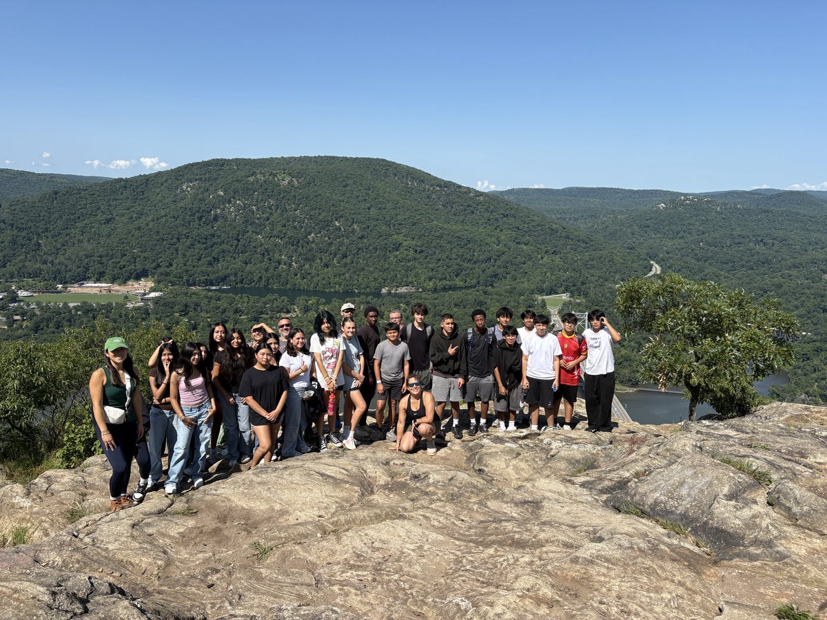 MrsCastroOHSPE's tweet photo. Even hiked up Anthony’s Nose! WHAT A VIEW!!! @OssiningSchools @OHSPrin_Langley @coach_gpe https://t.co/GOUMWIIqN1