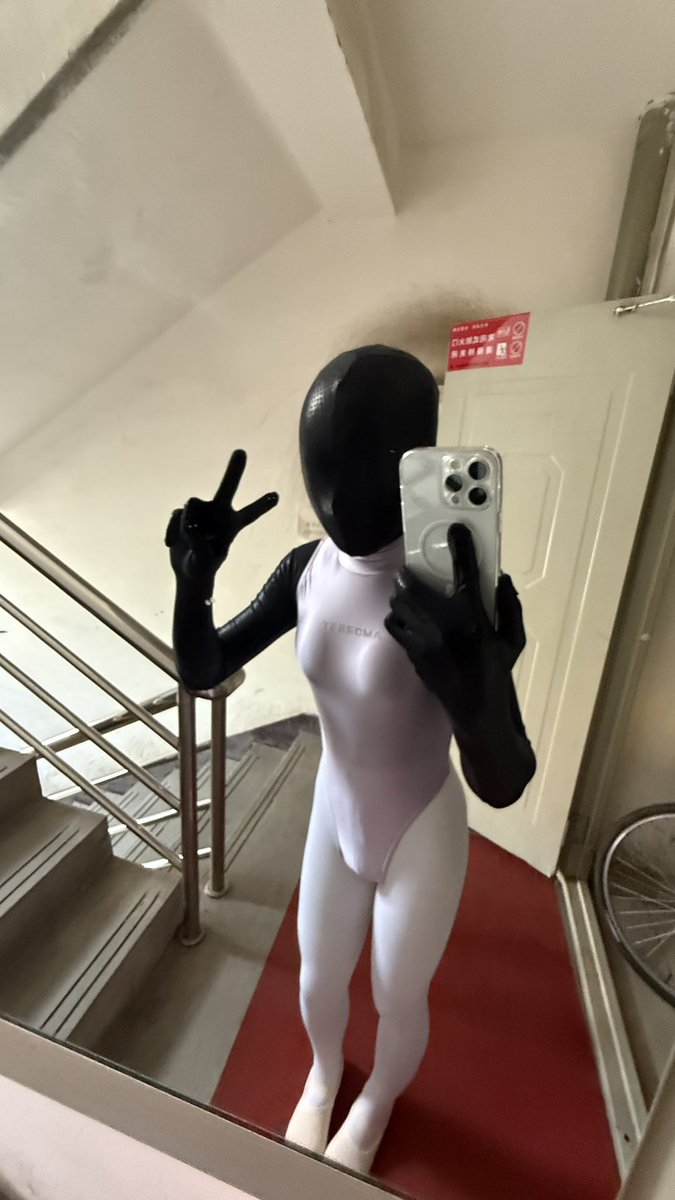 HiddenZentpr6c's tweet photo. 今天穿好了完整套装自拍～  
黑曼巴全包头套 + 紫色高光连体衣 + 白丝  
已经完全沉浸进去了😌  
#Zentai  #全包紧身衣 https://t.co/j2s0GCknSW