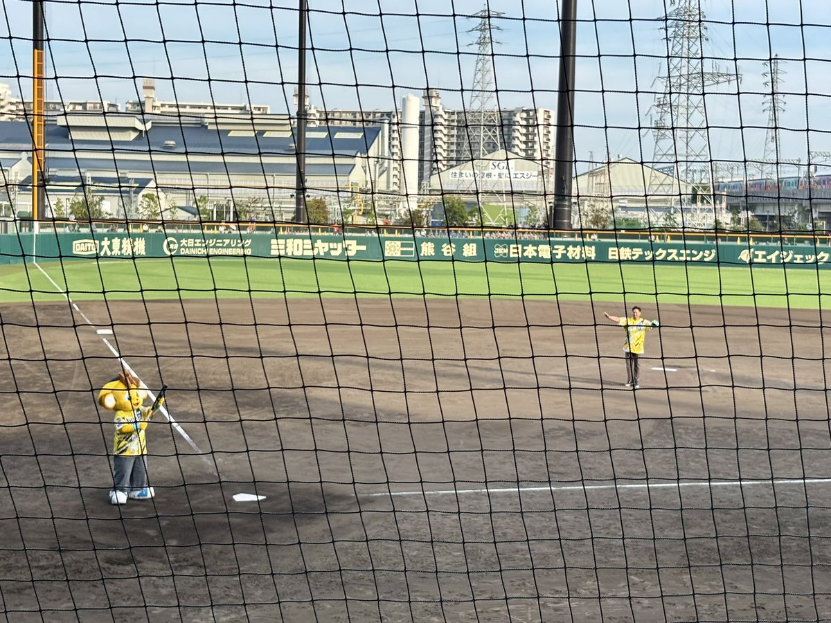 nrk_tora's tweet photo. 秋山さんのファーストピッチ。投げた後すぐには戻らずにマウンドを整えていて、丁寧だなぁと思った。

#阪神タイガース　#ウル虎の夏
#ゼロカーボンベースボールパーク https://t.co/z2O0CYkKAK