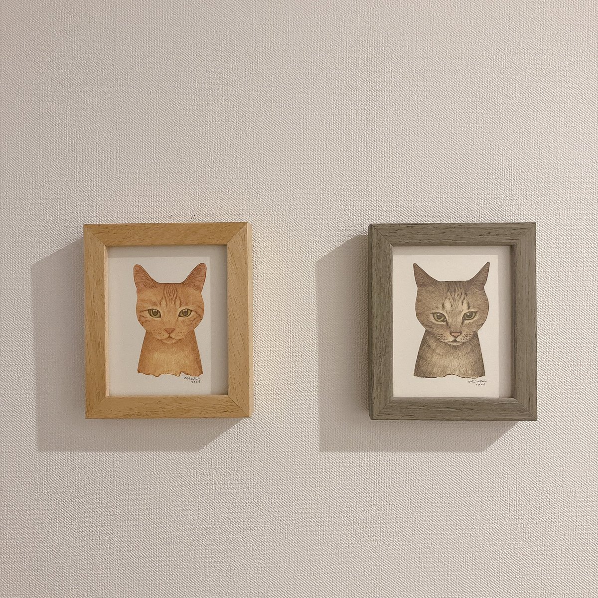 chihacenti's tweet photo. 「ネコメンタリー」を見てくださった方、ありがとうございました。映っていた、小僧たちの版画は坂本千明さん、家族の絵は西淑さんの作です（夫は馬らしい、笑）。いただいた時ぼろぼろ泣いてしまった。私の宝物です。

「ネコメンタリー」は今夜0時に再放送。なんの因果か私の誕生日になる瞬間に。 https://t.co/GO1nQl7KKj