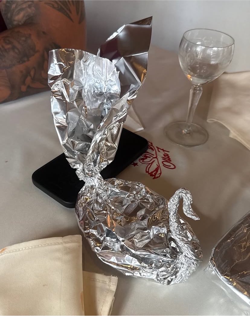 angelfumon's tweet photo. ROSALÍA festejó el cumpleaños de su mejor amigo en el bodegón Olla 7 en Chacarita, Buenos Aires 🤍🦢 https://t.co/5X7Q4NI5Dv