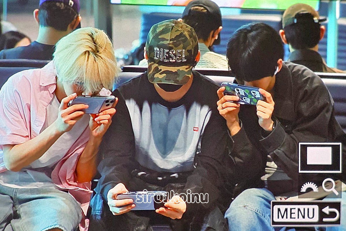 foxandcatz's tweet photo. hey .. since when did hanki have matching phone cases https://t.co/AqM9nQ2Obe