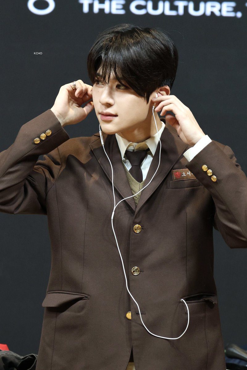 daeyoungdayday's tweet photo. 시온 선배 진짜 모두의 첫사랑 https://t.co/WQTdwaJcI4