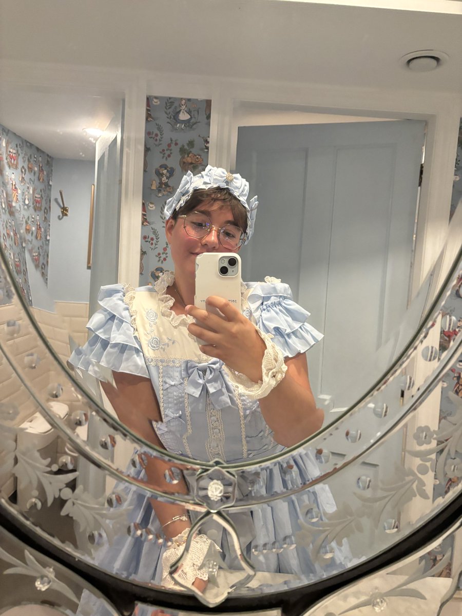Pll_Lili's tweet photo. got to be a princess for the first time in my life today 🤭🤭✨ https://t.co/oJZrQ5xVQX