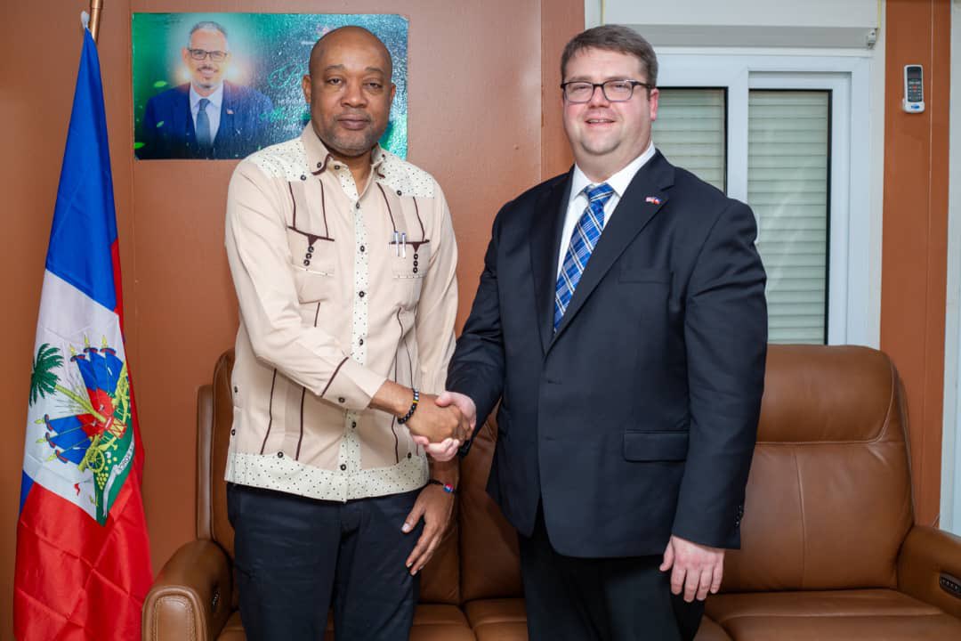 MsppOfficiel's tweet photo. Le 24 juillet 2026, le Ministre de la Santé a rencontré le Directeur Pays des CDC. Ils ont discuté du renforcement de la préparation aux urgences sanitaires en Haïti, notamment aux points d'entrée, à travers notamment la formation du personnel. https://t.co/bHW1tbcjlq