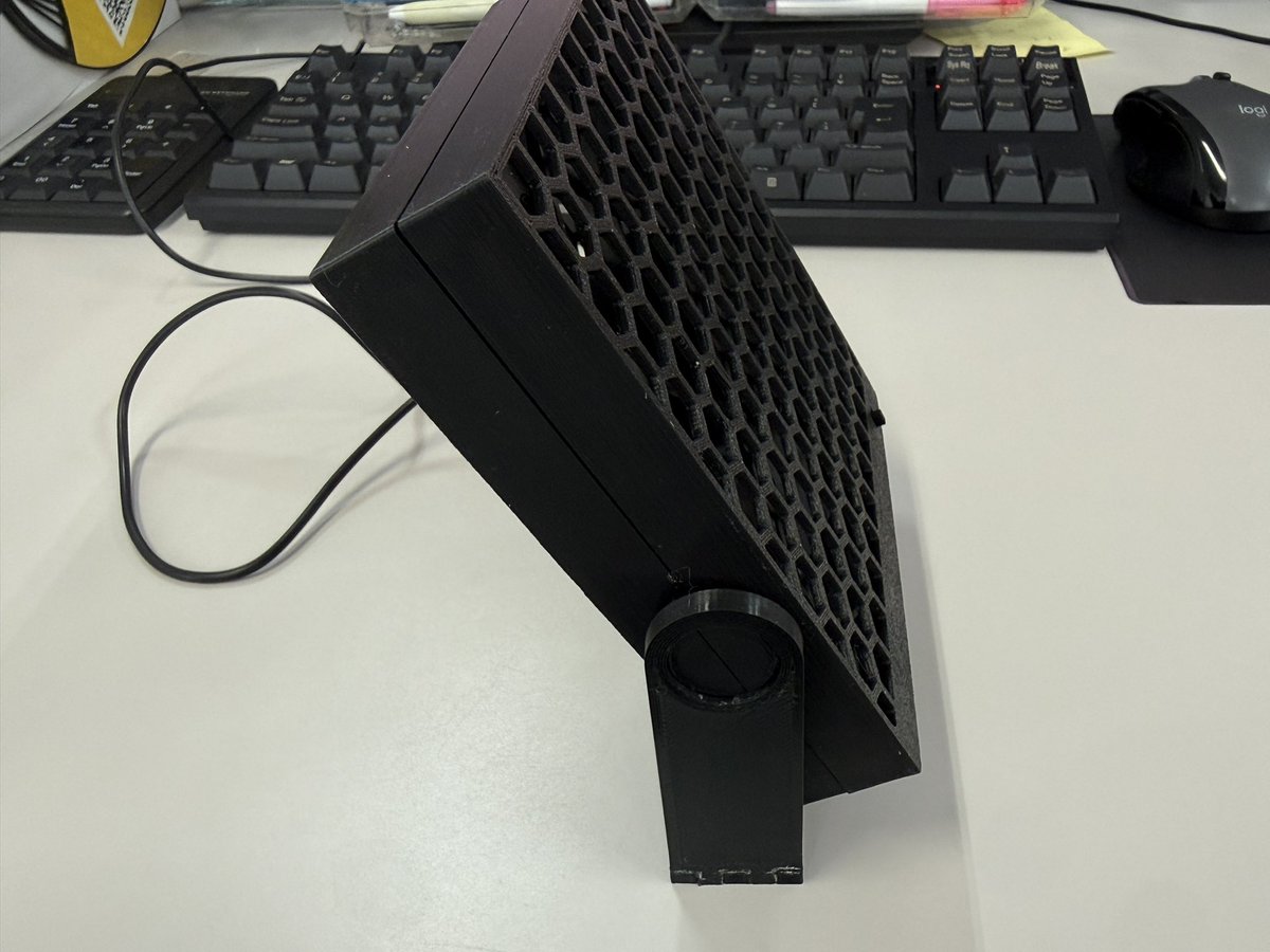 mebius_air's tweet photo. デスクファンできたが、
12v定格を18vまで昇圧しても風量少ないからファン変えないとダメ https://t.co/UxYADiOFMa
