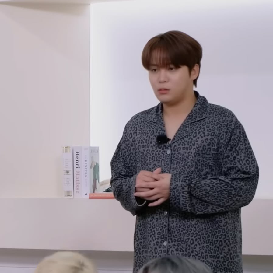 w_jjh_k's tweet photo. 종호한테서 애착비닐 뺏으면 오른쪽처럼 됨 https://t.co/sP5yBEHtk7