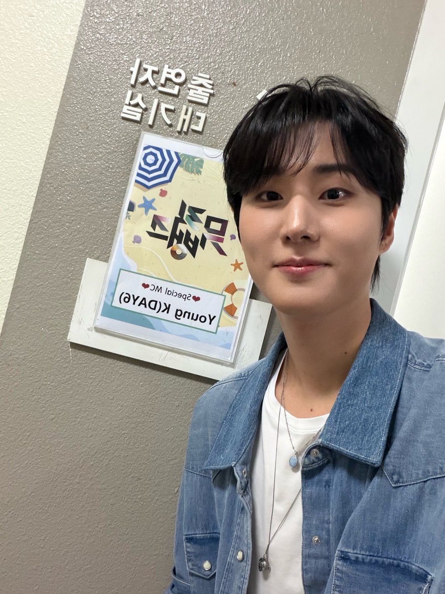 KBSMusicBank's tweet photo. 오늘의 ✨️스페셜MC✨️는 
<Shut The Door>로 컴백한 영케이!
🐱빵행장과의 색다른 케미 어땠나요⁉️
다시 만날 그날까지
뮤뱅🏦 문🚪 활짝 열어두고 기다립니다🥺

(with. 스페셜MC의 스페셜MC #펭수) https://t.co/2G0Ti0AOmT