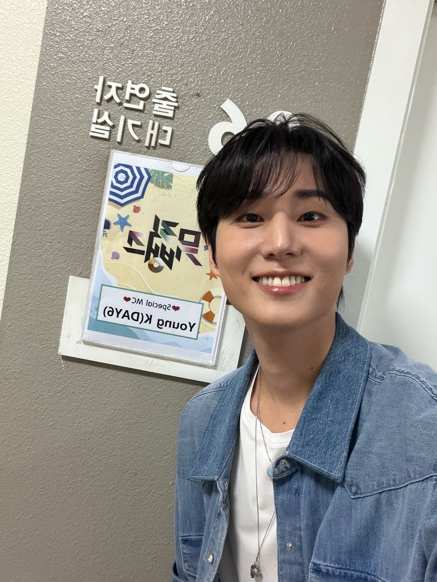 KBSMusicBank's tweet photo. 오늘의 ✨️스페셜MC✨️는 
<Shut The Door>로 컴백한 영케이!
🐱빵행장과의 색다른 케미 어땠나요⁉️
다시 만날 그날까지
뮤뱅🏦 문🚪 활짝 열어두고 기다립니다🥺

(with. 스페셜MC의 스페셜MC #펭수) https://t.co/2G0Ti0AOmT