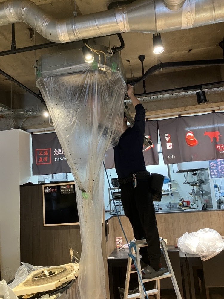 onokku_setsubi's tweet photo. おはようございます🌱

焼肉店の空調機を分解洗浄。

油汚れは少しずつ蓄積するため、定期的に清掃しています。

壊れてから直すだけでなく、営業を止めない状態を保つことも、設備の仕事だと思っています。

今日もご安全に🦺 https://t.co/mnfJkoGURS