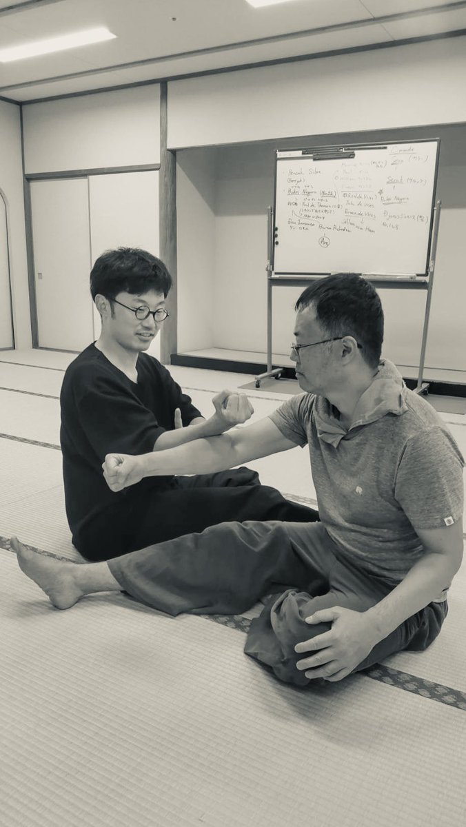 chakimolly's tweet photo. 先月7月、浜松での稽古会

Pentjak Silat Bukti NegaraにおけるLangkah(フットワーク)の基礎となるSempok-Depokの稽古から入り、Djurus(≈型)のNo.1へ…

…と思ったのですが、来てくれた方の質問からより『基礎・基本』となる稽古へと移っていく

ー

内容としては、あくまで体系「外」の稽古として、初心者の方などに特に紹介している4種類の「胡座」の稽古から始め、Cimande(チマンデー)の系統におけるJurus KelidとSelupを進めていきました

僕が稽古しているチマンデーはMande Mudaをベースに、現在師事しているオランダの先生の紹介するチマンデー系統の要素も入ったものになります

ー

胡座とその変化のカタチで座りながら稽古するのが特徴ですが、そもそも「胡座で座る」ということができていないと互いに崩れたままの稽古になってしまう

また、座りながら対面するこの関係性の中で、守らなければいけない距離感の取り方、タイミングなどの要点があり、慣れるまで丁寧さが要求される稽古になります

ー

Cimandeというのは、自分のところで稽古しているBukti Negaraを始めとするSeraと呼ばれる系統のシラットの源流にもなると同時に、他の西ジャワの地域のシラットを考えていく上で非常に重要な位置にあると考えています

そういう意味でも、お越し頂いた皆様が今後シラットという稽古に広く取り組んでいくにあたって得られる所があれば幸いに思っています

また、折を見て浜松にはお伺い致します…皆様どうぞよろしくお願い致します！