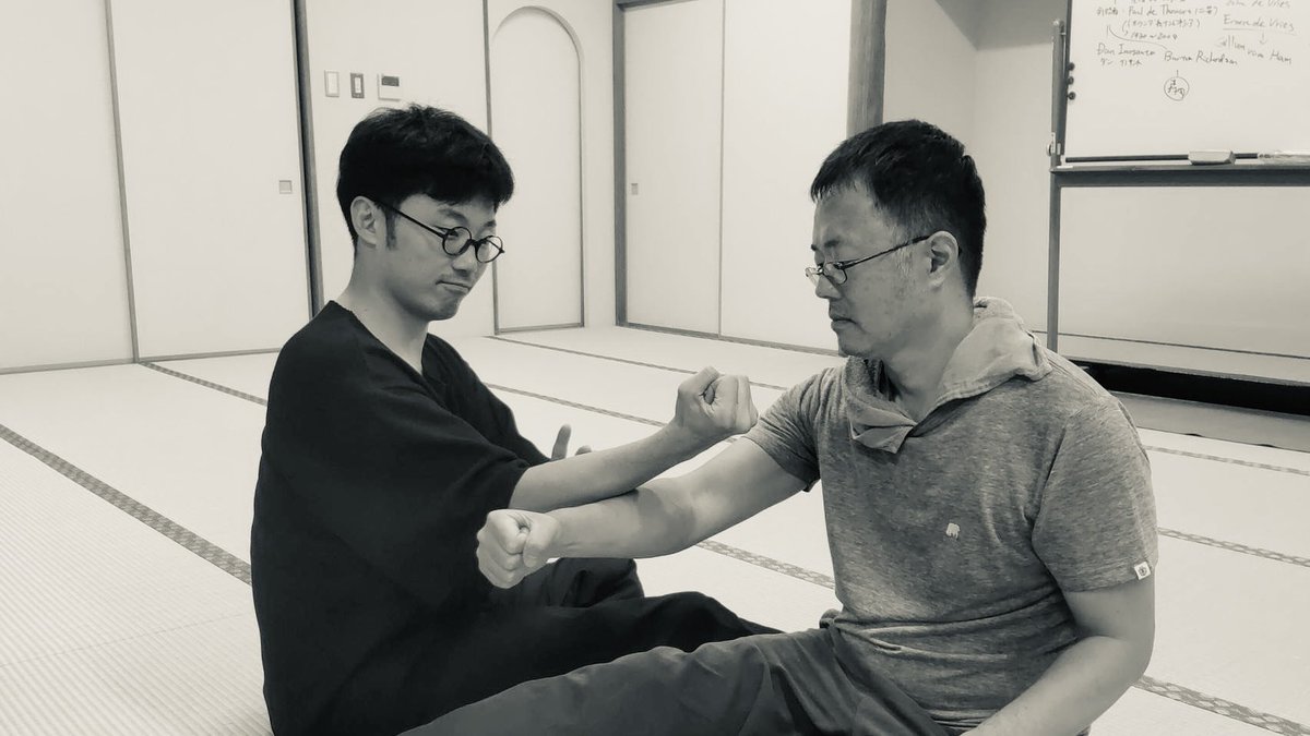 chakimolly's tweet photo. 先月7月、浜松での稽古会

Pentjak Silat Bukti NegaraにおけるLangkah(フットワーク)の基礎となるSempok-Depokの稽古から入り、Djurus(≈型)のNo.1へ…

…と思ったのですが、来てくれた方の質問からより『基礎・基本』となる稽古へと移っていく

ー

内容としては、あくまで体系「外」の稽古として、初心者の方などに特に紹介している4種類の「胡座」の稽古から始め、Cimande(チマンデー)の系統におけるJurus KelidとSelupを進めていきました

僕が稽古しているチマンデーはMande Mudaをベースに、現在師事しているオランダの先生の紹介するチマンデー系統の要素も入ったものになります

ー

胡座とその変化のカタチで座りながら稽古するのが特徴ですが、そもそも「胡座で座る」ということができていないと互いに崩れたままの稽古になってしまう

また、座りながら対面するこの関係性の中で、守らなければいけない距離感の取り方、タイミングなどの要点があり、慣れるまで丁寧さが要求される稽古になります

ー

Cimandeというのは、自分のところで稽古しているBukti Negaraを始めとするSeraと呼ばれる系統のシラットの源流にもなると同時に、他の西ジャワの地域のシラットを考えていく上で非常に重要な位置にあると考えています

そういう意味でも、お越し頂いた皆様が今後シラットという稽古に広く取り組んでいくにあたって得られる所があれば幸いに思っています

また、折を見て浜松にはお伺い致します…皆様どうぞよろしくお願い致します！