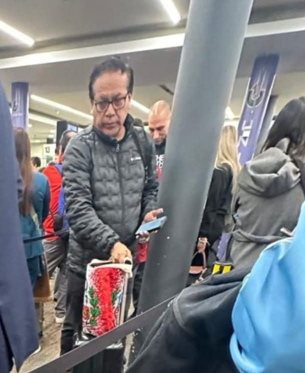 johnidem's tweet photo. Andahuaylinos, puneños ayacuchanos, lo reconocen? es Roberto Sánchez en viaje de placer en Argentina, con tu yape, miéntras tú comes tu inca kola con bizcocho. https://t.co/koSLCRAB5H