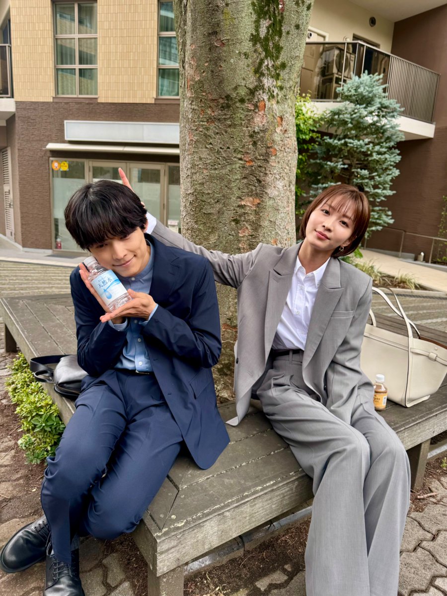 kokuhaku_ntv's tweet photo. 今夜𝟗時放送◾️𝐨𝐟𝐟 𝐬𝐡𝐨𝐭◾️

爽太（松村北斗）と麻里子（岡崎紗絵）
外回りの仕事を終えて休憩中？

#土ドラ告白 https://t.co/fkRKEvdEt8