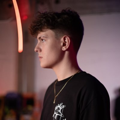 VitalScrims's tweet photo. Clix says hes done giving PC's away after the kid he gave a PC to, Joshreyli is now contesting him in grands 😬 https://t.co/ldCL5YqYBH