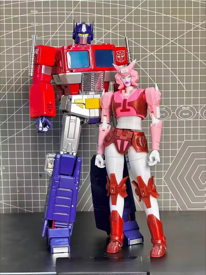OptimalFries's tweet photo. @TFTranssexual I was looking on AliExpress and someone made an mp scaled Elita 1 that doesn’t transformers ( it’s 160$ tho😭) https://t.co/TJJDJvuwA3
