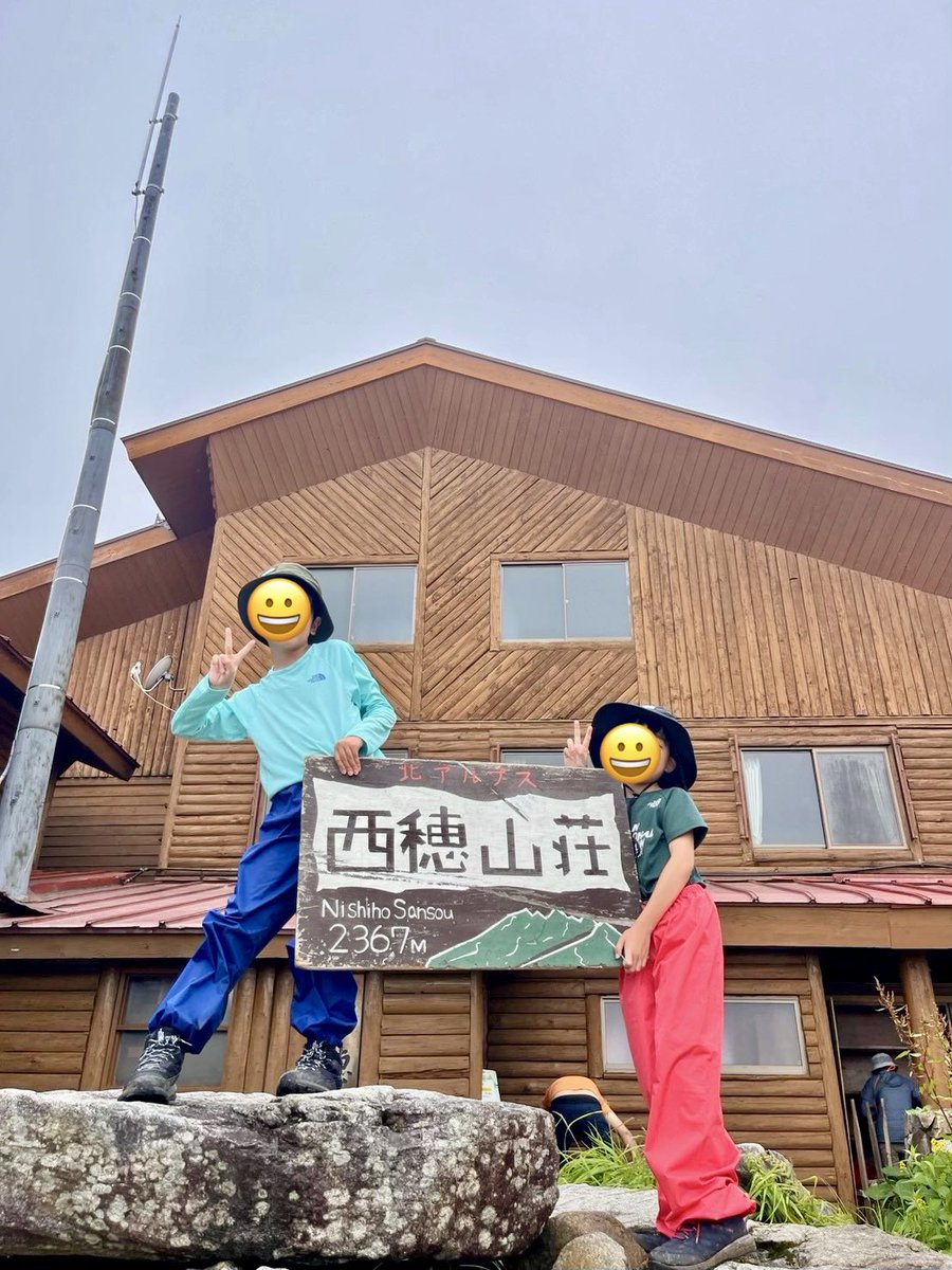 DaisukeIto's tweet photo. 息子と西穂独標へ

なかなかの高度感でした

子どもたちは励まし合って無事到着。
気をつけろ！とか声をかけていた高所恐怖症の私が一番ビビってた感ありますね。。

しかし北アルプスいいですね、岐阜出身でありながら岐阜の山に登ったのは初めてです https://t.co/Aa6DYbKVve