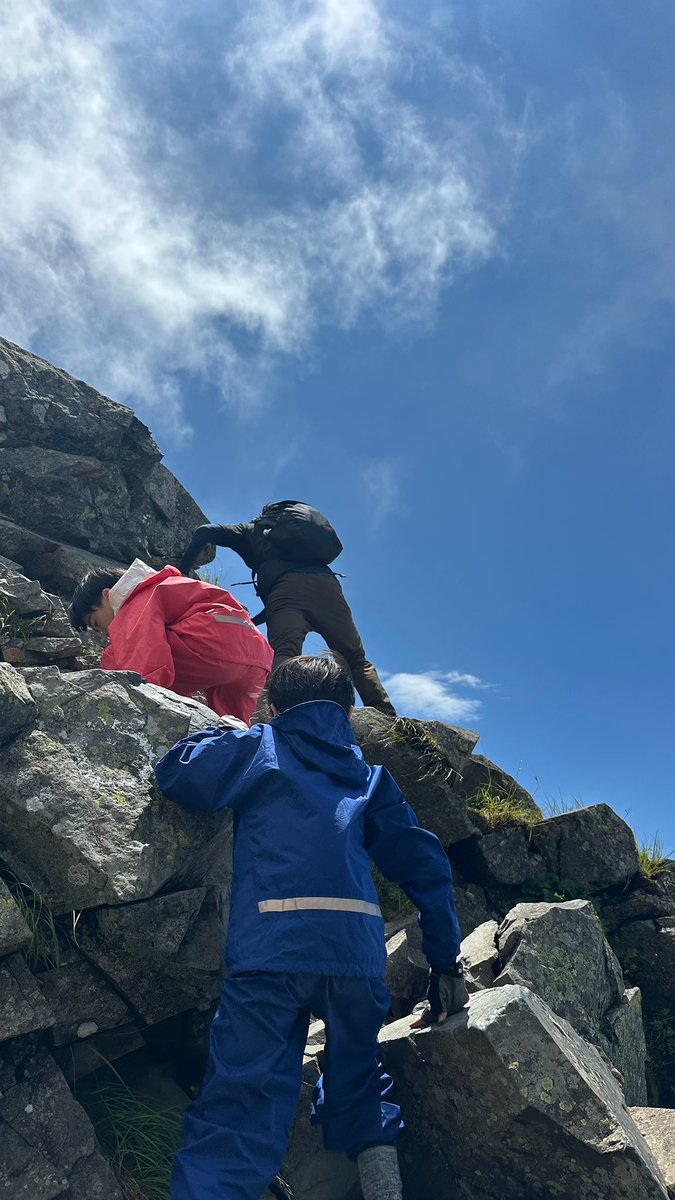 DaisukeIto's tweet photo. 息子と西穂独標へ

なかなかの高度感でした

子どもたちは励まし合って無事到着。
気をつけろ！とか声をかけていた高所恐怖症の私が一番ビビってた感ありますね。。

しかし北アルプスいいですね、岐阜出身でありながら岐阜の山に登ったのは初めてです https://t.co/Aa6DYbKVve
