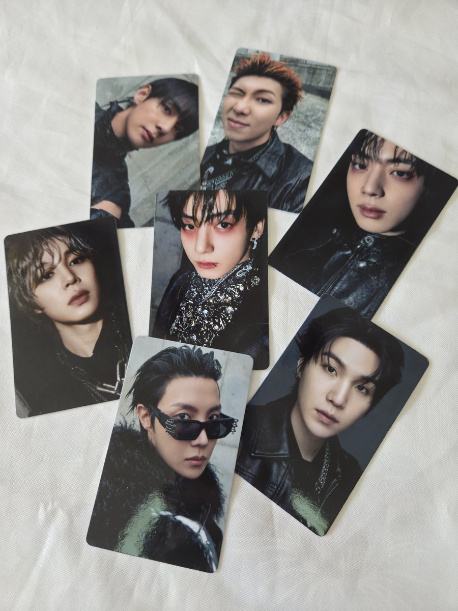 Hopelafay's tweet photo. Deus abençoe o nosso bolso e a nossa sorte, porque esses photocards estão um absurdo. 😭🫠 https://t.co/OYMg1hBYz3